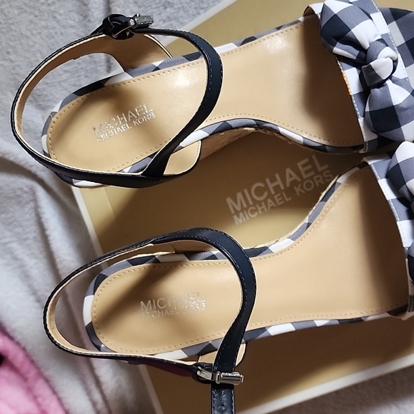 Heels - Picture 4 of 7